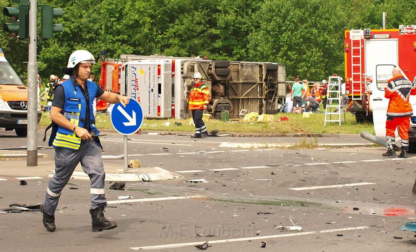 Schwerer Unfall mit Reisebus Lohmar Donrather Dreieck P093.JPG